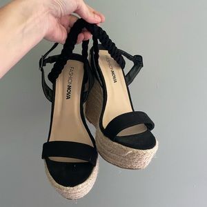 Fashion Nova Size 6 Black Wedges